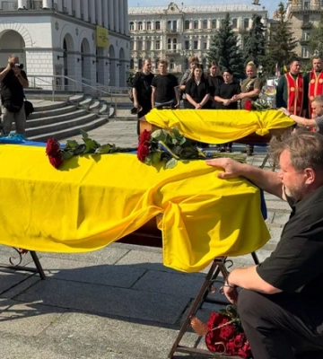 «Быстро стали тандемом». В Киеве попрощались с экипажем Су-24, который разбился в Хмельницкой области