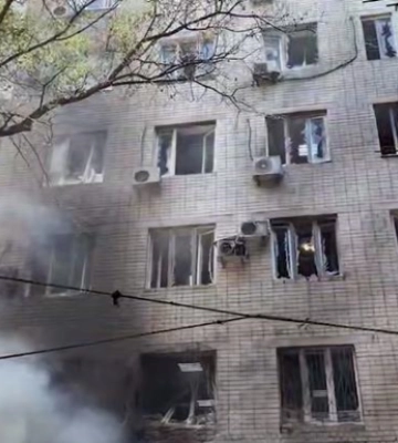 Росіяни вдарили по Херсону, є жертва та поранені