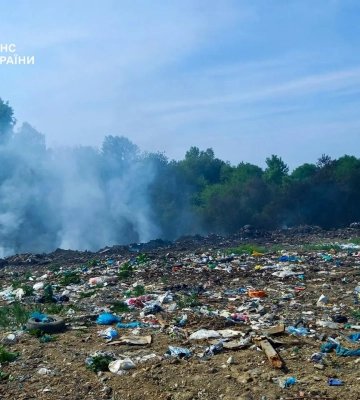 На Львівщині гасять пожежу на колишньому сміттєзвалищі, її площа сягає 750 кв. м