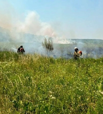 На Львівщині на території колишнього сміттєзвалища у Пустомитах триває ліквідація пожежі площею 750 кв м