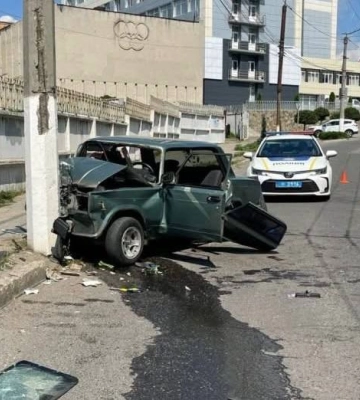 ВАЗ врізався у електроопору в Кропивницькому, постраждали чоловік і дитина