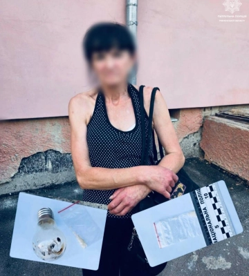 У центрі Рівного 50-річна жінка мала при собі ймовірні наркотики