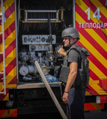 На Одещині після ворожого удару балістикою рятувальники приборкали полум’я в полі з пшеницею та на складах 