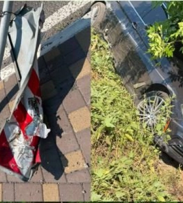 Зніс дорожні знаки та опинився в кюветі: на Волині сталася ДТП з BMW 