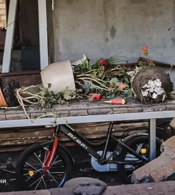 Россияне массированно атаковали авиабомбами Харьков: более 30 человек ранены, погиб подросток