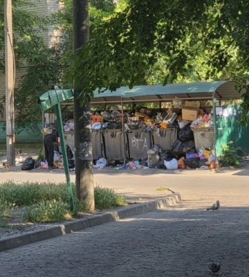 Бензин закончился, мусор остался: в Мелитополе нашли объяснение старой проблеме (фото, видео)