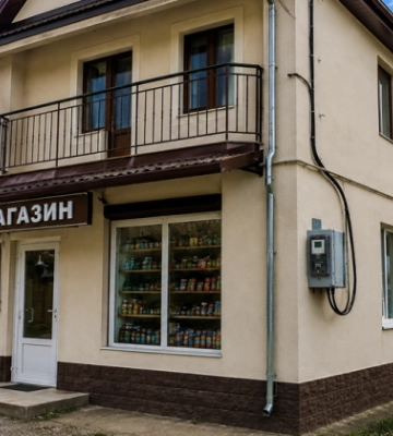 Владелец магазина в частном доме хотел платить за электроэнергию по бытовому тарифу: чем закончился спор с облэнерго