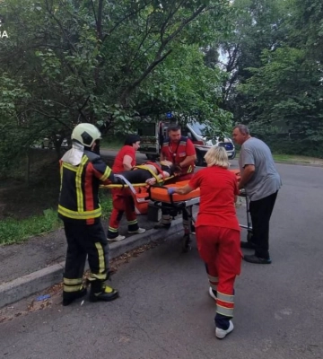 У Києві жінка випала з балкону палаючої квартири на шостому поверсі (ФОТО)