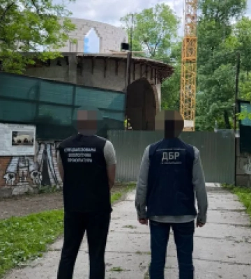 Сын бывшей главы медико-социальной экспертизы строил отель в городском парке Хмельницкого — теперь объект арестован