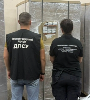 На Буковині у вантажівці з полуницею намагалися перевезти контрабандні сигарети на ₴19 мільйонів