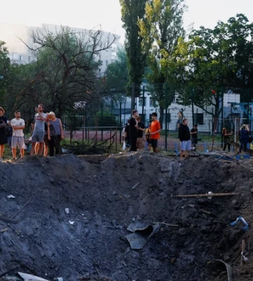 В Соломенском районе Киева между многоэтажками образовалась огромная воронка после попадания российской ракеты — видео