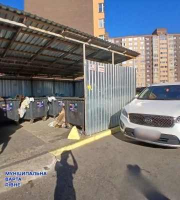Паркувати автомобіль біля майданчиків для сміттєвих контейнерів заборонено, однак у Рівному є водії, які це ігнорують