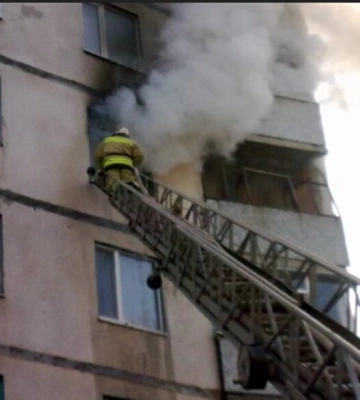 В Одесі більше чотирьох десятків вогнеборців гасили пожежу, що виникла внаслідок загорання портативної зарядної станції