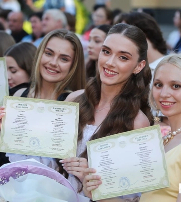 У Кропивницькому дипломи з відзнакою вручили 49 випускникам (ФОТО)