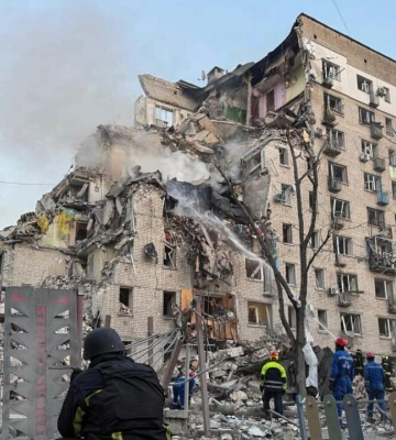 У Києві ракета влучила між багатоповерхівками, утворивши велику вирву. ВIДЕО