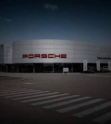 В ходе ночной атаки был поврежден автосалон Porsche в Киевской области