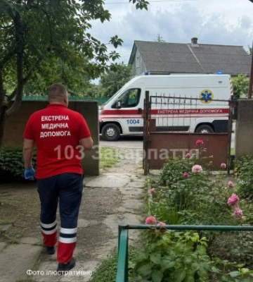 Фатальне падіння на Хустщині: медики боролися за життя чоловіка, але врятувати його не вдалося