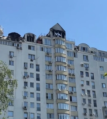 У Голосіївському районі через атаку РФ згоріло три поверхи будинку