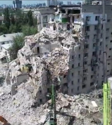 В Киеве количество жертв массированной российской атаки возросло до 18 (, )