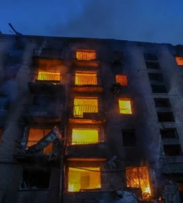 Обвалений під'їзд та дим над Києвом: столиця України після атаки РФ