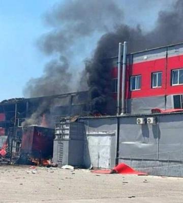 В Запорожье прозвучали взрывы: жители видят дым, поврежден терминал логистической компании