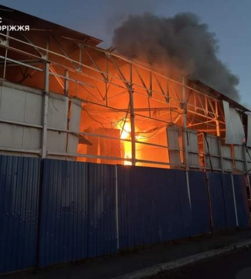 Склади згоріли повністю: Росія вгатила по м'ясокомбінату "Ювілейний"