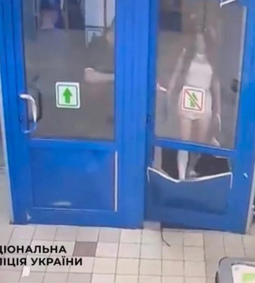 У Києві п’яна дівчина розбила двері супермаркету через відмову продати алкоголь