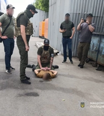 На Дніпропетровщині військовослужбовця затримали за збут зброї та боєприпасів. ФОТО