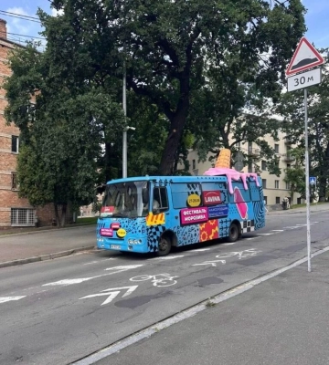 У Києві помітили автобус із гігантським морозивом на даху (ФОТО)