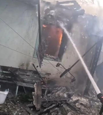 У Рівненському районі згорів будинок: постраждав чоловік (ВІДЕО)