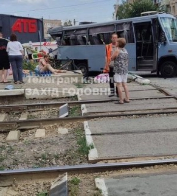 Потяг зіткнувся із маршруткою на Рівненщині: троє загиблих, є травмовані. ВІДЕО+ФОТО