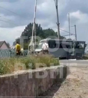 Смертельна ДТП на Рівненщині: у Квасилові потяг зіткнувся з маршруткою (ДОПОВНЮЄТЬСЯ)