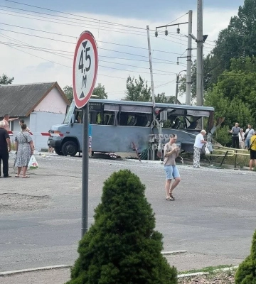 Видео: В Ровенской области поезд протаранил маршрутку: есть погибшие