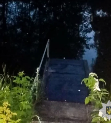 Дві години реанімації не врятували життя. На Рівненщині 18-річний хлопець помер після стрибка з пірса у ставок