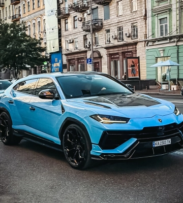 В Киеве заметили заряженный кроссовер Lamborghini с "дьявольской" мощностью 