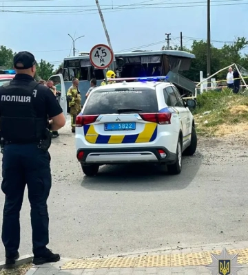 У селищі на Рівненщині потяг зіткнувся з маршруткою: є загиблі та травмовані (ВІДЕО)