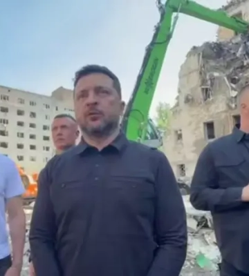 Зеленський оглянув місце удару в одному з районів столиці (відео)