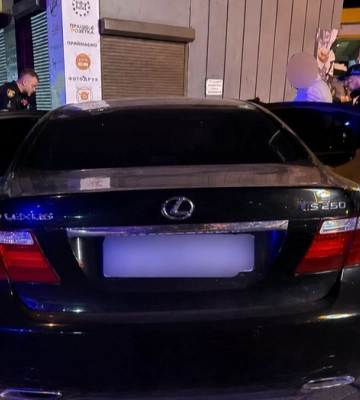У Луцьку п'яний водій Lexus вночі тікав від патрульних і врізався у магазин
