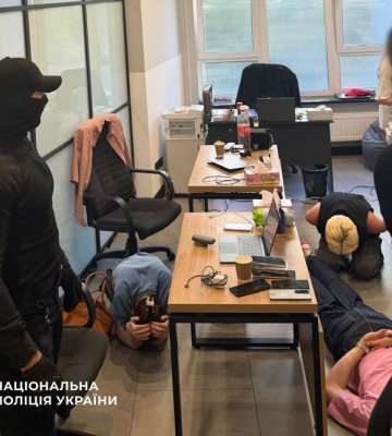 Кіберполіцейські Києва за процесуального керівництва Офісу Генерального прокурора викрили шахрайський кол-центр, учасники якого ошукали громадян США на понад 500 тисяч доларів.