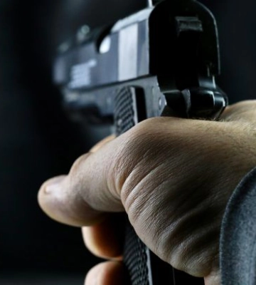 У Львові чоловік вчинив стрілянину та погрожував дівчині зброєю