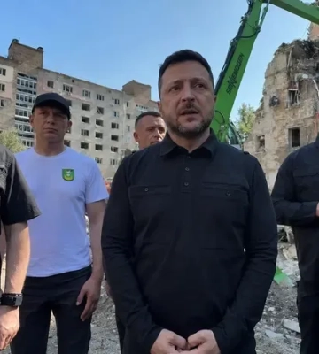 Зеленский посетил место попадания российской ракеты в Дарнице — видео