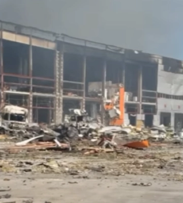 У Києві через обстріл РФ знищений центральний склад мережі виномаркетів OKWINE
