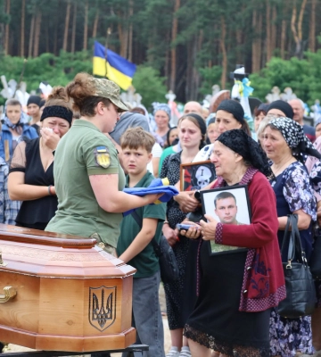 Тривалий час вважався зниклим безвісти: на Волині в останню земну дорогу провели захисника Андрія Стернічука