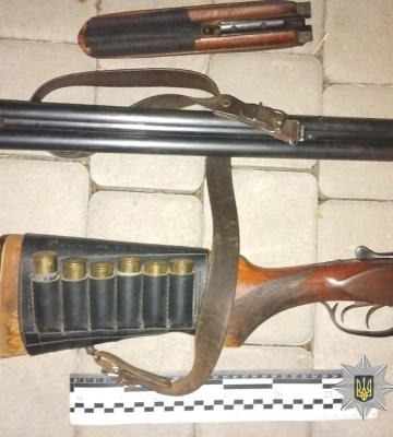 На Закарпатті поліцейські затримали пенсіонера, який поранив людину з рушниці