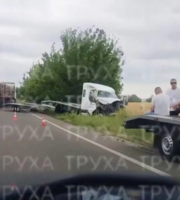 На Волині авто вʼїхало у припарковану автівку дорожньої служби, травмувалися робітники
