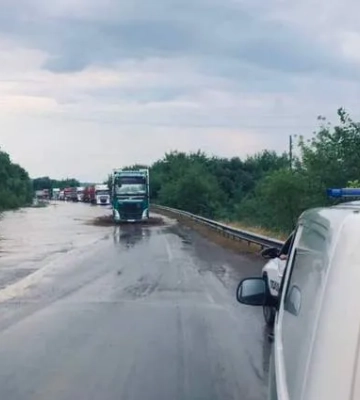 На трасі Київ — Чоп поблизу Варковичів через сильну зливу ускладнений рух транспорту