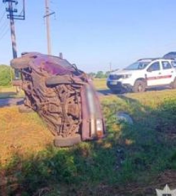 На Полтавщині ВАЗ вилетів з дороги та перекинувся