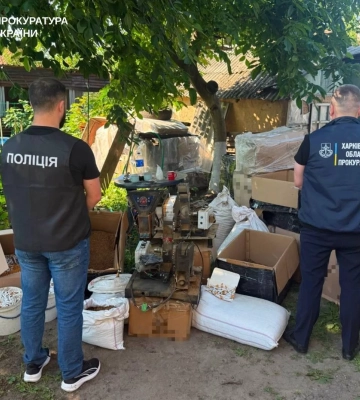 Жену и тещу харьковчанин привлек к подпольному производству сигарет (видео)
