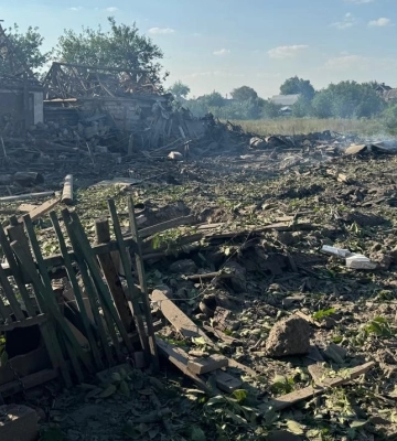 Россия сбросила 7 авиабомб на Александровку, повреждено более 50 домов, есть погибшая – Донецкая ОВА