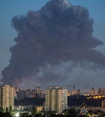 Масована атака РФ на Київ: 25 загиблих, у Дарницькому районі триває розбір завалів